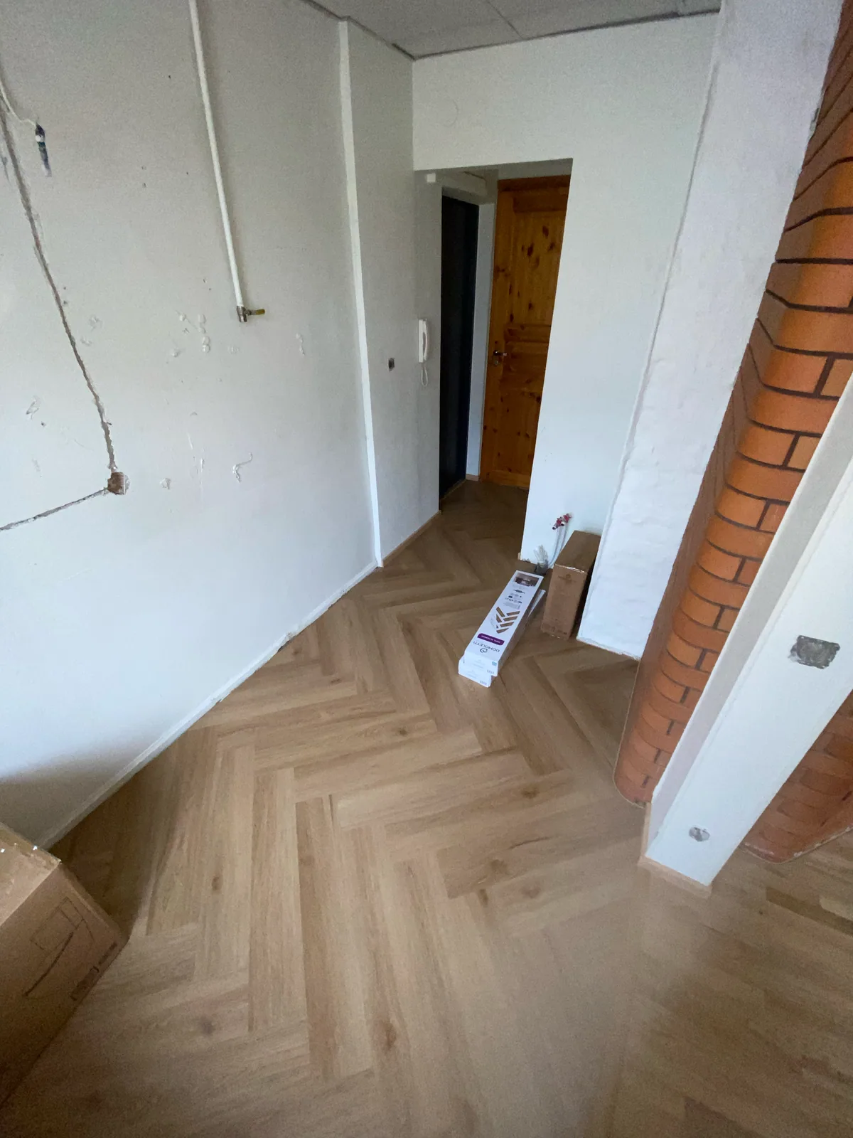 Kalasabaparkett ja põrandaliistud Tulbi objekti koridoris
