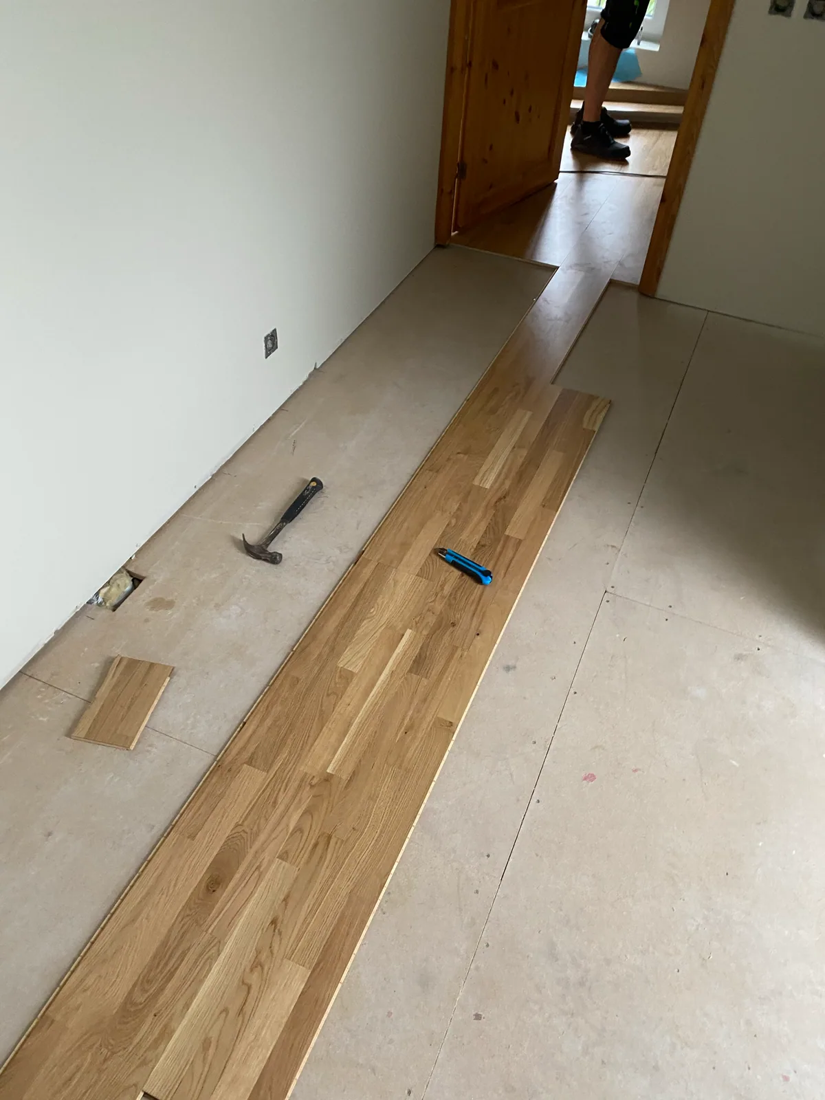 Parketi paigaldamise etapp Tulbi objekti eluruumis