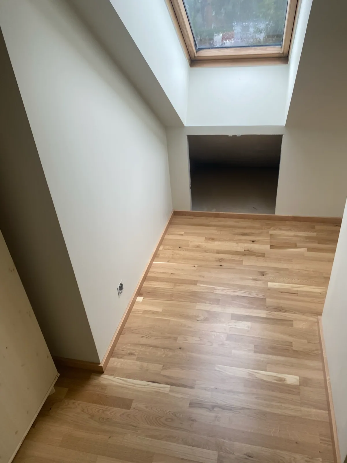 Parkett katuseaknaga eluruumis Tallinnas