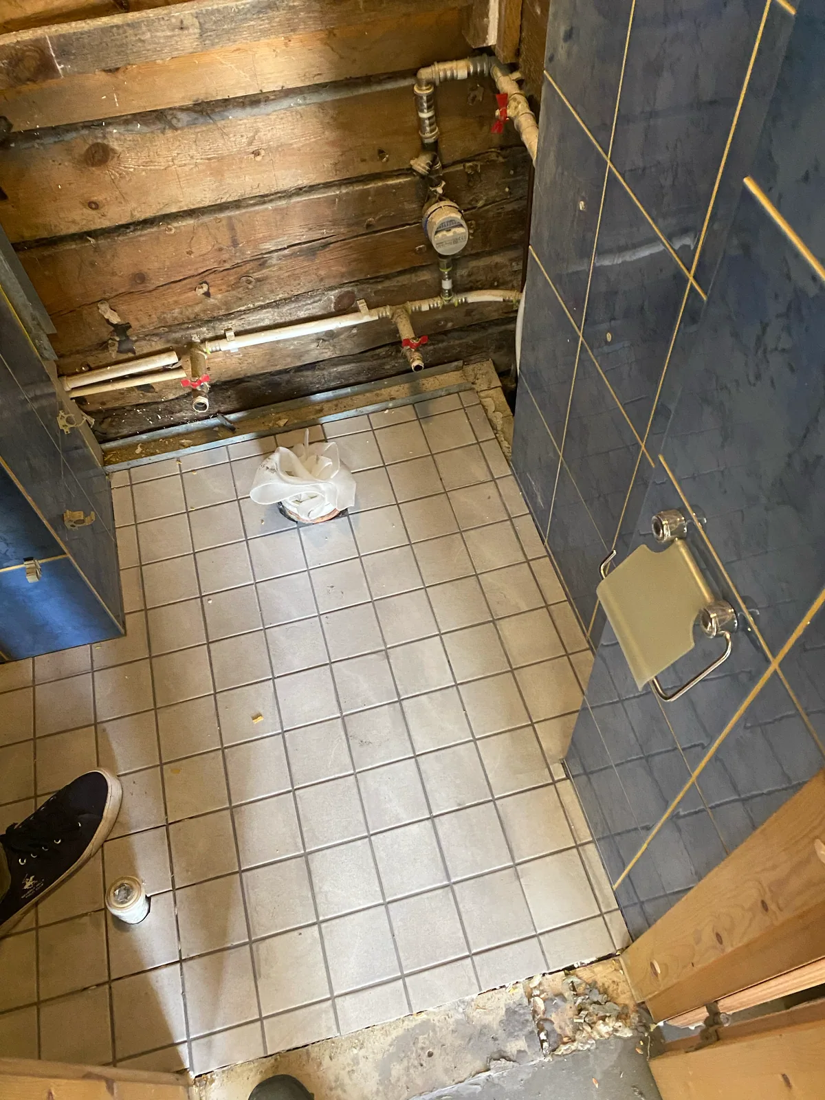 WC põrandale paigaldatud heledad plaadid töö käigus
