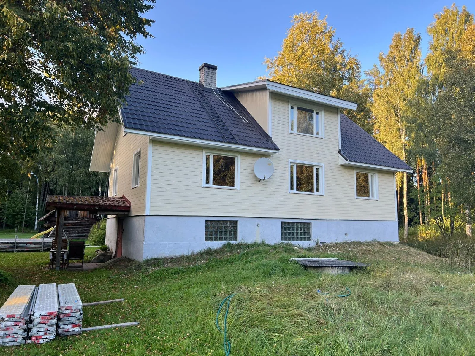 Maja teine külg pärast fassaadi, vintskapi ja akende puitosade värvimist