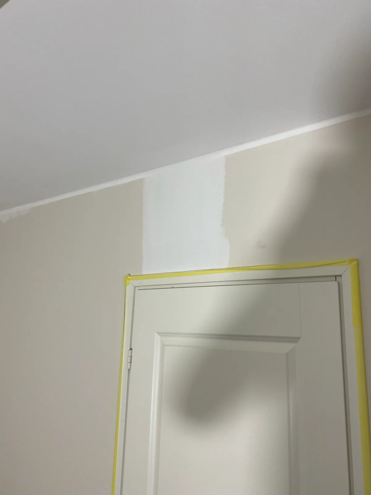 Seina kohtparandused ukseava kohal enne värvimist