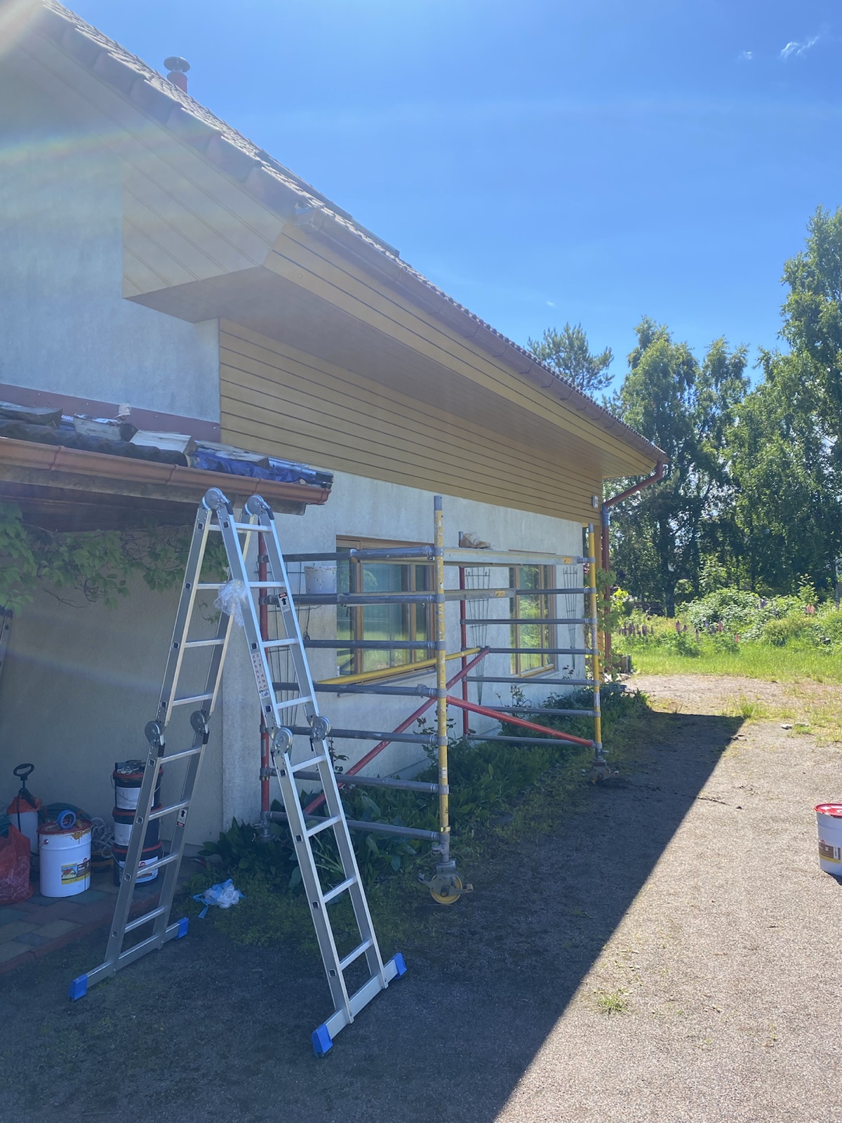 Valmis tuulekastide värvimine Randalu eramul Harjumaal