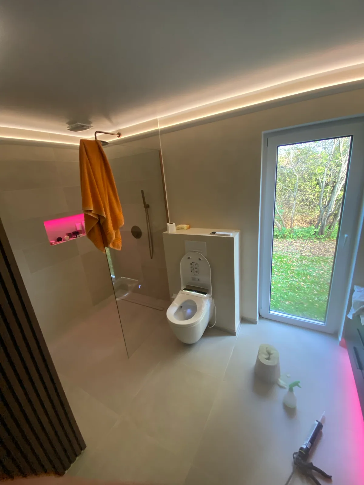 Renoveeritud duširuum seinasisese WC ja terrassiuksega Vaskjalas