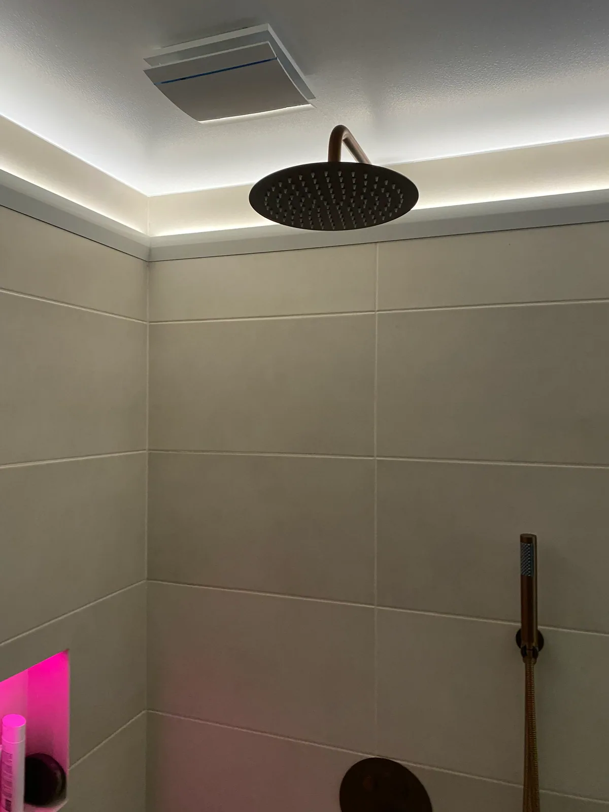 Laedušš, ventilatsioon ja laeäärne LED-valgustus